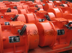 YZS振動(dòng)電機(jī)：加裝防護(hù)外殼，密封性強(qiáng)不易損壞。