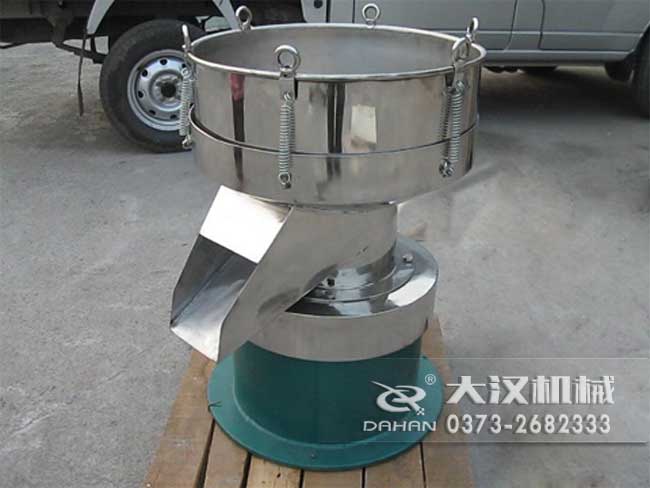 涂料振動(dòng)篩由：框體，振動(dòng)斗，出料口，振動(dòng)電機(jī)底座等部件組成