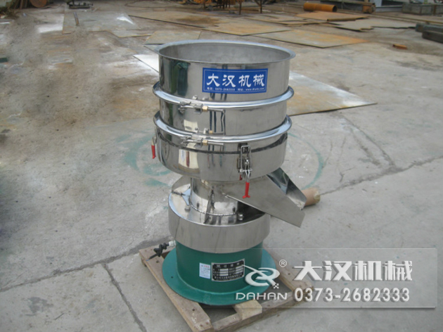 涂料過(guò)濾振動(dòng)篩：利用振動(dòng)電機(jī)的振動(dòng)力帶動(dòng)物料在篩網(wǎng)上進(jìn)行篩分，從而利用篩網(wǎng)孔徑的大小不同，完成涂料的分級(jí)，除雜等篩分目的。