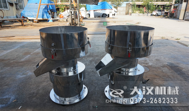 不銹鋼涂料振動(dòng)篩是一種比較受用戶歡迎的產(chǎn)品之一，主要優(yōu)勢(shì)耐酸堿，不生銹，使用壽命長(zhǎng)。