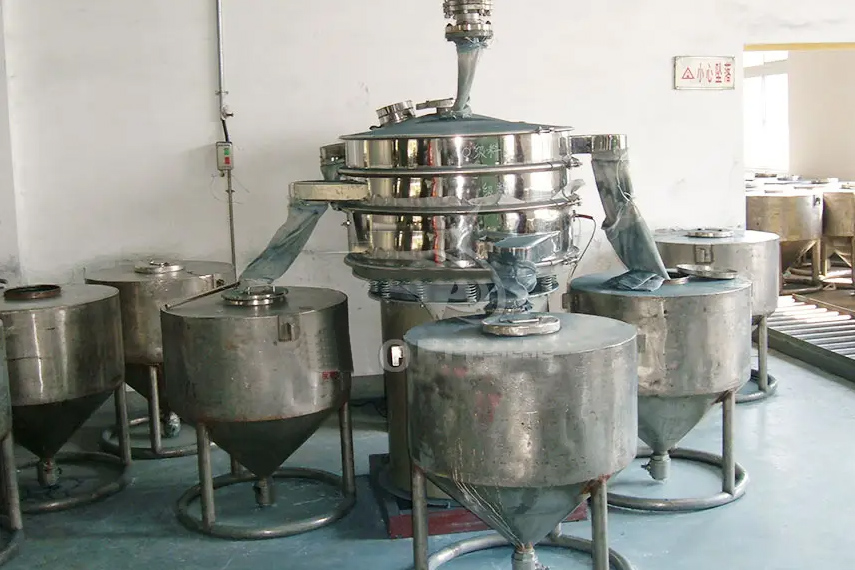 振蕩篩主要特點(diǎn)：換網(wǎng)容易，全封閉模式粉末不飛揚(yáng)，可連續(xù)作業(yè)