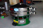 800型單層三次元振動篩，產(chǎn)量可達(dá)800kg/h。
