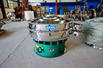 1200型三次元振動篩，產(chǎn)量可達(dá)2100kg/h。